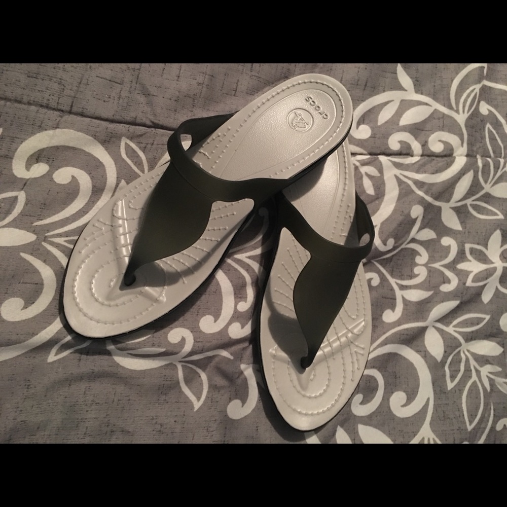 Women’s CROCS flip flops 9 W